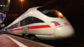 Unbekannter legt Betonplatten auf Bahngleise bei Kassel