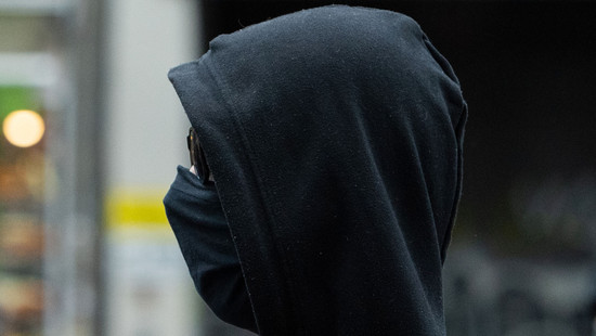 Maskierter löst Großalarm in Bank in Wiesbaden aus