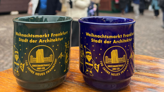 Neue Glühweintassen nach Rückruf auf dem Frankfurter Weihnachtsmarkt