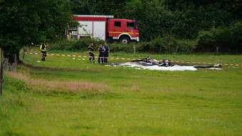 Kleinflugzeug stürzt bei Mengeringhausen ab - ein Toter