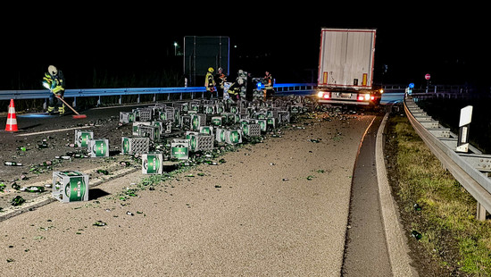 Bierkästen und Scherben bei Fulda-Mitte: Bierlaster verliert Ladung