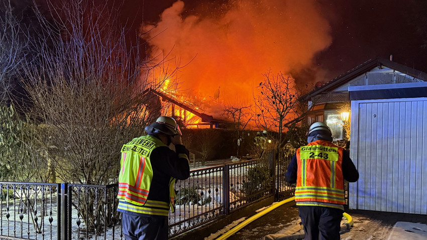 Brand zerstört Holzhaus in Glashütten
