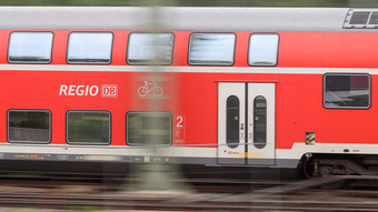 Geschlagen und gebissen: Zwei Angriffe gegen Zugbegleiter