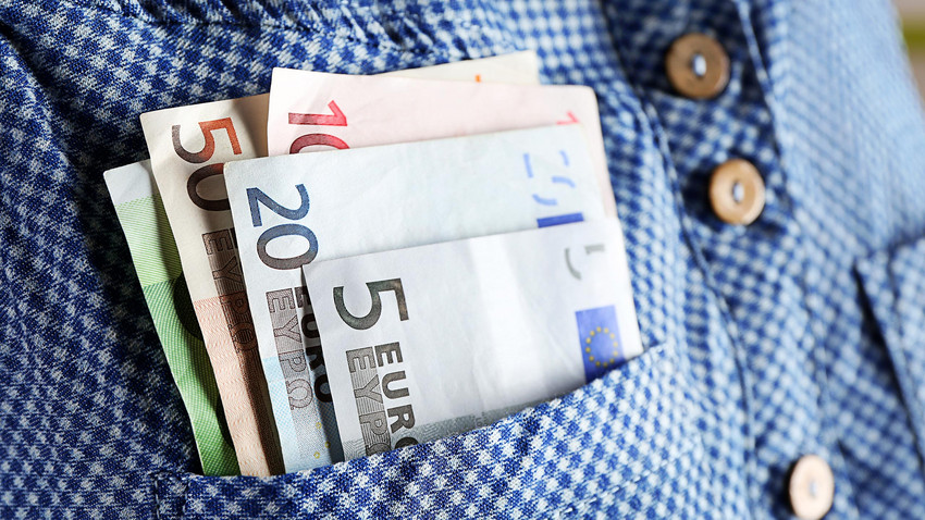 Mann in Gelnhausen bekommt sehr viel Geld in Kneipe zugesteckt