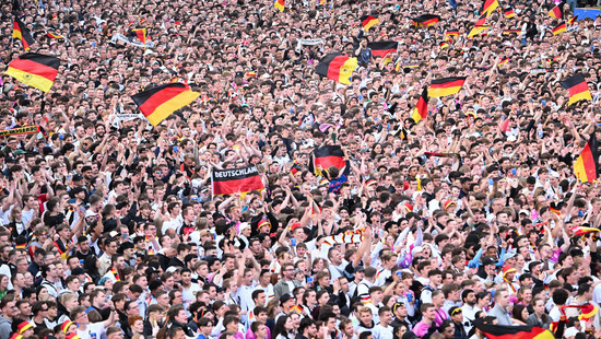 Nach Gedränge beim EM-Auftakt: Fanzone Frankfurt bleibt friedlich