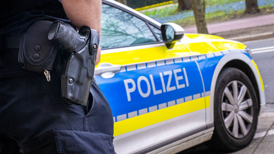 Schock in Frankfurt: Mann zielt auf Passanten und Autos