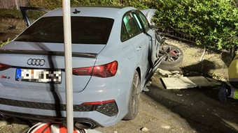 Dreieich: Audi prallt gegen Stromkasten und Mauer - Fahrer betrunken