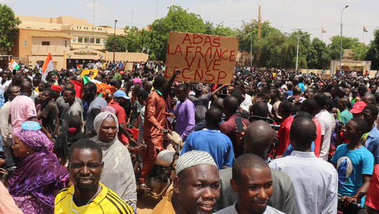 Erste Evakuierungsflüge aus dem Niger in Europa gelandet