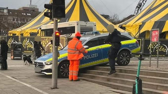 Missgeschick am Kasseler Friedrichsplatz: Polizeiauto fährt auf Treppe