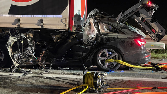A3: Tödlicher Unfall bei Bad Camberg - Auto fährt in LKW