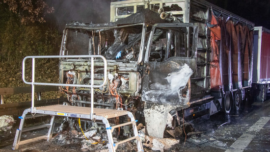A7 bei Niederaula: Laster mit 900 Truthähnen in Flammen