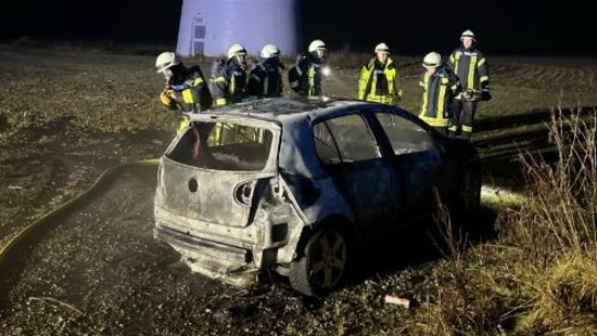 Willebadessen: Jugendliche fackeln eigenes Auto mit Feuerwerk ab