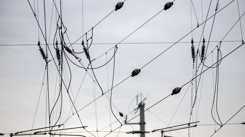 Egelsbach: Kleinflugzeug fliegt in Bahn-Oberleitung