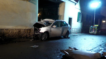 Auto kracht gegen Hauswand - Frau stirbt bei Unfall in Eppelsheim
