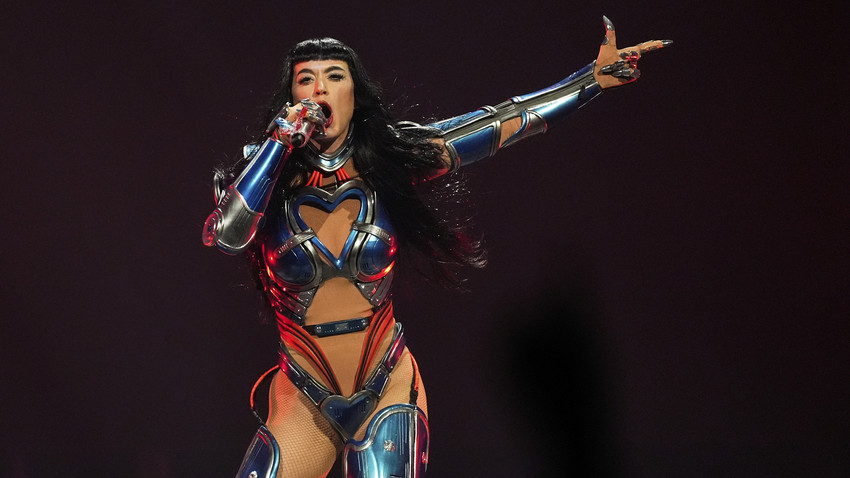 Katy Perry kümmert sich auf der Bühne um zusammengebrochenen Fan