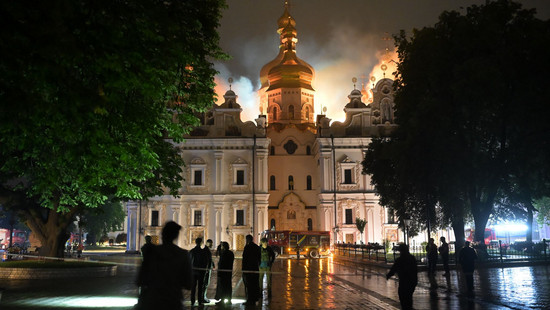 Russische Angriffe auf Kiew – berühmtes Höhlenkloster brennt