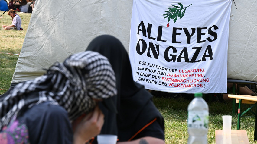 Protestcamp in Frankfurt: Farbbeutel auf Gegendemonstranten