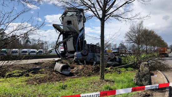 A3 bei Rodgau in Richtung Köln gesperrt - Autotransporter umgekippt