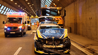 Polizisten ziehen Fahrerin nach Verfolgungsfahrt aus Auto