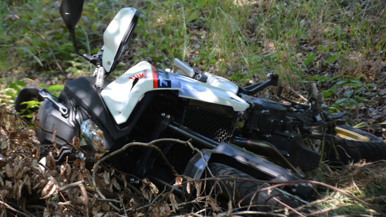 Probefahrt endet tödlich: Motorradfahrer kracht bei Herborn in Baum