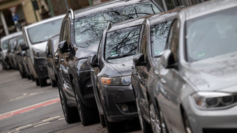 SUVs sollen mehr Parkgebühren zahlen fordert die Umwelthilfe