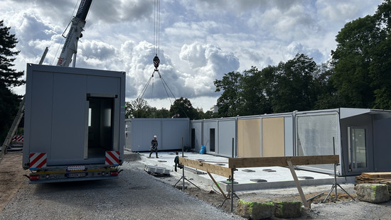 Unterricht in 129 Containern: Frankfurter IGS Süd freut sich