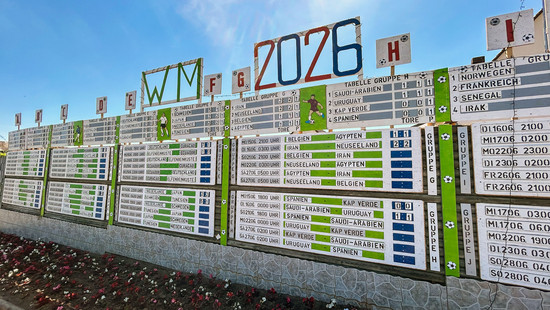 25 Meter lang: Größter WM-Spielplan an Zaun in Wörrstadt
