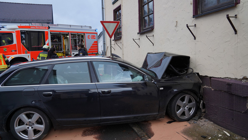 Auto kracht in Kirchheim gegen Hotelwand: Fahrer schwer verletzt
