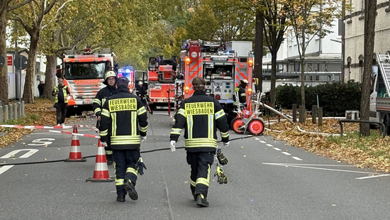 Akku-Brand in Wiesbaden-Biebrich: Aufwendiger Feuerwehr-Einsatz