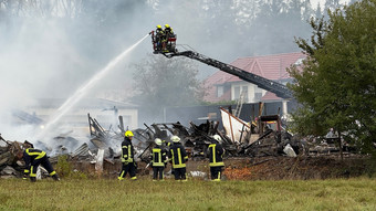 Leichtverletzter und hoher Schaden bei Lagerhallenbrand in Waldbrunn