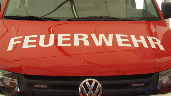 Schreck bei Flugplatzfest in Elz: Flugzeug geht in Flammen auf