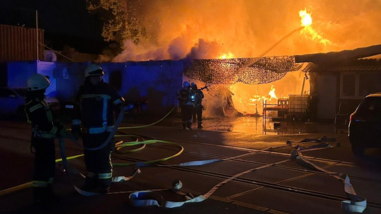 Brand in Heusenstamm: Wohnwagen und Wohncontainer in Flammen