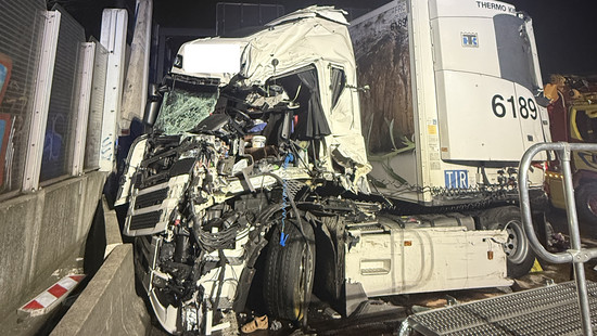 LKW ineinander verkeilt: Tödlicher Unfall auf A7 bei Kassel