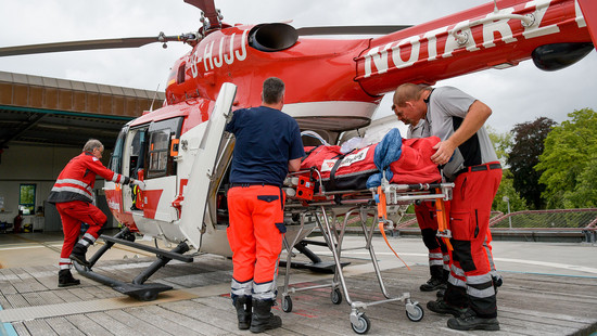 Rettung mit Hubschrauber für Kletterer an Steinwand bei Poppenhausen