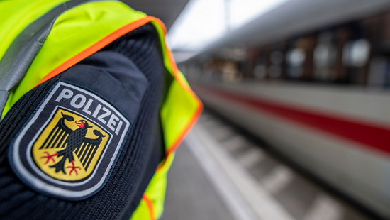 Flüssigkeit in ICE versprüht Zugbegleiter ohnmächtig