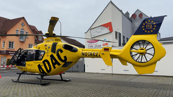 Rettungshubschrauber in Not: Rotorblätter schreddern Werbeschild