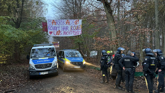 Polizei räumt besetzen Wald in Langen