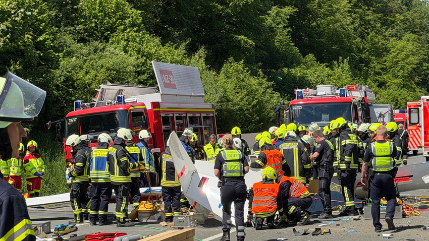 Segelflugzeug stürzt auf A45: Ein Toter bei Olpe