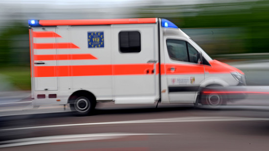 Unfall bei Großenlüder: Baum gestreift, Autofahrer verletzt