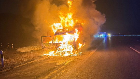 Geladen hatte er Briefe und Pakete: LKW auf A7 abgebrannt