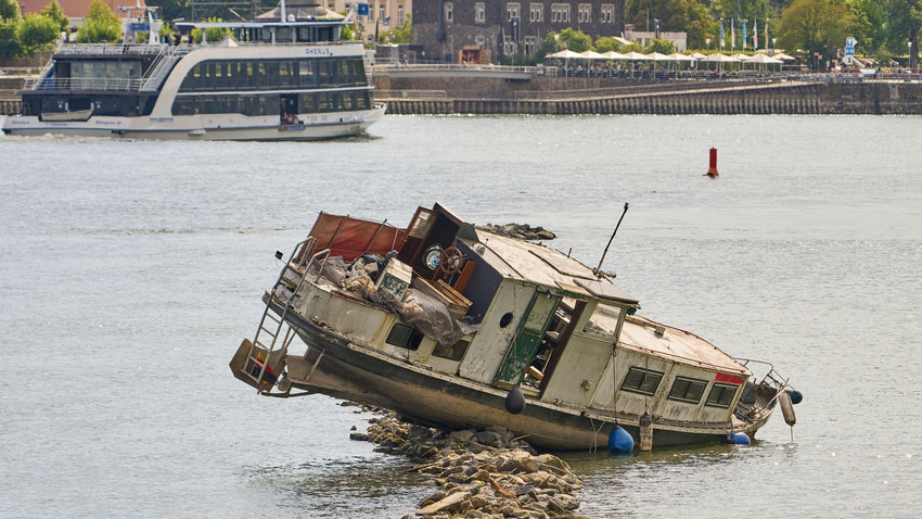 Schwimmkran soll gestrandete Jacht bei Rüdesheim bergen