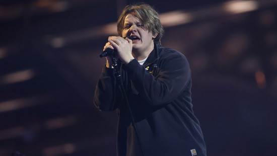 lewis capaldi: überrascht flugpassagiere mit kleinem konzert