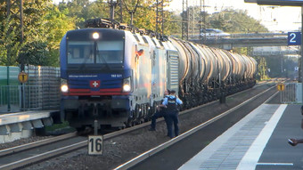 Bahnstrecke bei Oftersheim gesperrt: Wohl Äste auf Gleise gelegt