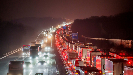 ADAC: So lange standen Hessens Autofahrer 2025 im Stau