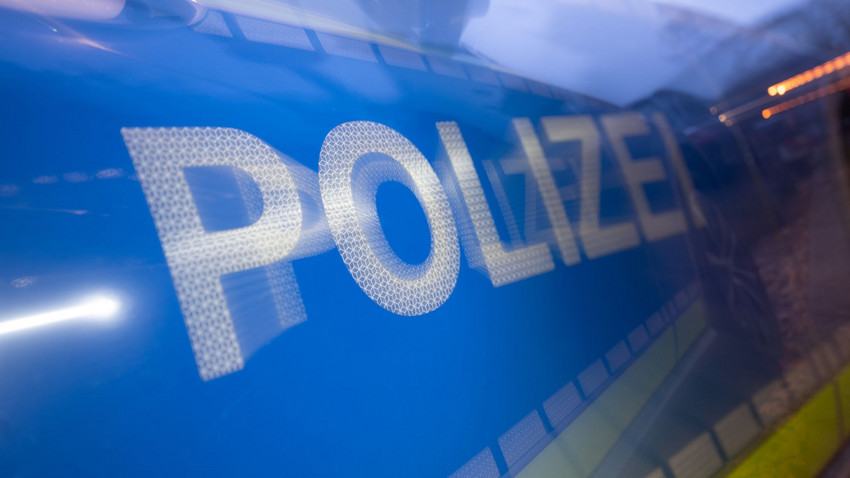 Stahlkügelchen durchschlagen Kirchenfenster in Hanau