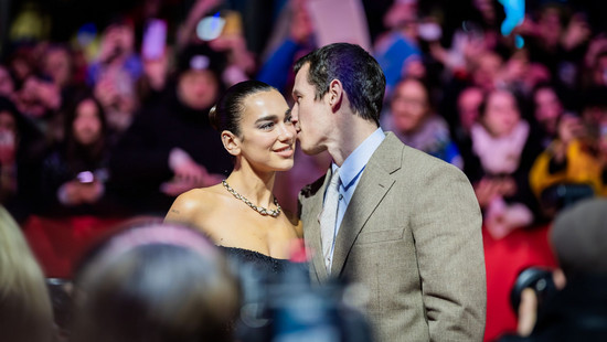Trotz «Mafia-Chic»-Kritik: Dua Lipa und Callum Turner feiern
