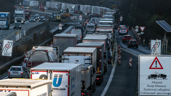 Stopp & Go: Viel Verkehr und lange Staus in Hessen zum Ferienbeginn