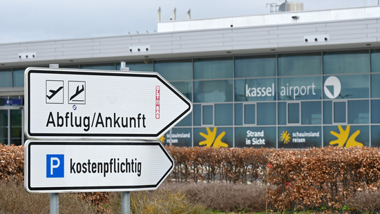 Kritik am Kassel Airport: Klimaaktivisten protestieren in Innenstadt
