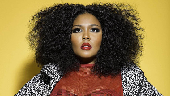 lizzo strippt für neue single 'rumors'