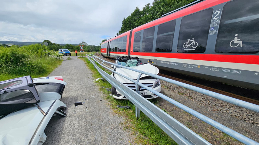 Auto stößt in Fritzlar an Bahnübergang mit Zug zusammen